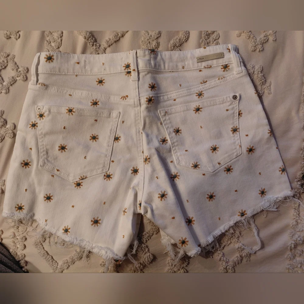 Anthropologie White Starburst Embroidered Jean Shorts NWOT - Picture 5 of 10